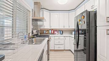 House, Multiple Beds, Patio, Garden View (1477-2 Ontario) | Private kitchen | Fridge, microwave, oven, stovetop
