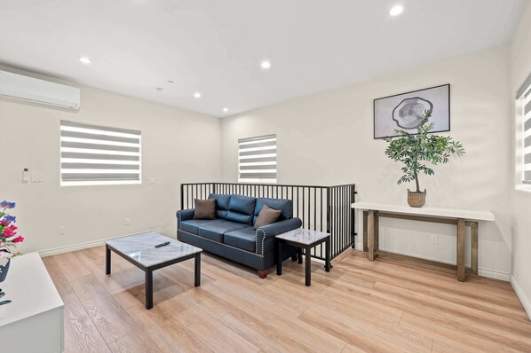 Casa, 2 camas de matrimonio, patio, vistas al jardín (3848 Rosemead) | Zona de estar | Una televisión