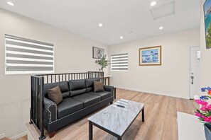 Casa, 2 camas de matrimonio, patio, vistas al jardín (3848 Rosemead) | Zona de estar | Una televisión