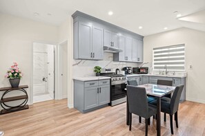 Casa, 2 camas Queen, varanda, vista para o jardim (3848 Rosemead) | Cozinha privada | Geladeira, micro-ondas, fogão, lava-louças