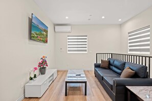 Casa, 2 camas Queen, varanda, vista para o jardim (3848 Rosemead) | Área de estar | TV