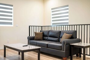 Casa, 2 camas Queen, varanda, vista para o jardim (3848 Rosemead) | Área de estar | TV