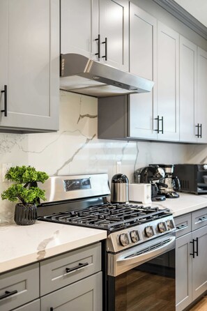 Casa, 2 camas Queen, varanda, vista para o jardim (3848 Rosemead) | Cozinha privada | Geladeira, micro-ondas, fogão, lava-louças