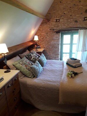 1 chambre, fer et planche à repasser, draps fournis