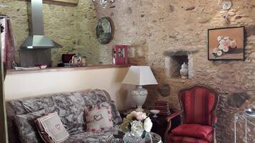 Télévision, lecteur de DVD, livres