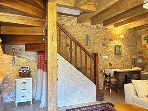 Una televisión, un reproductor de DVD, libros