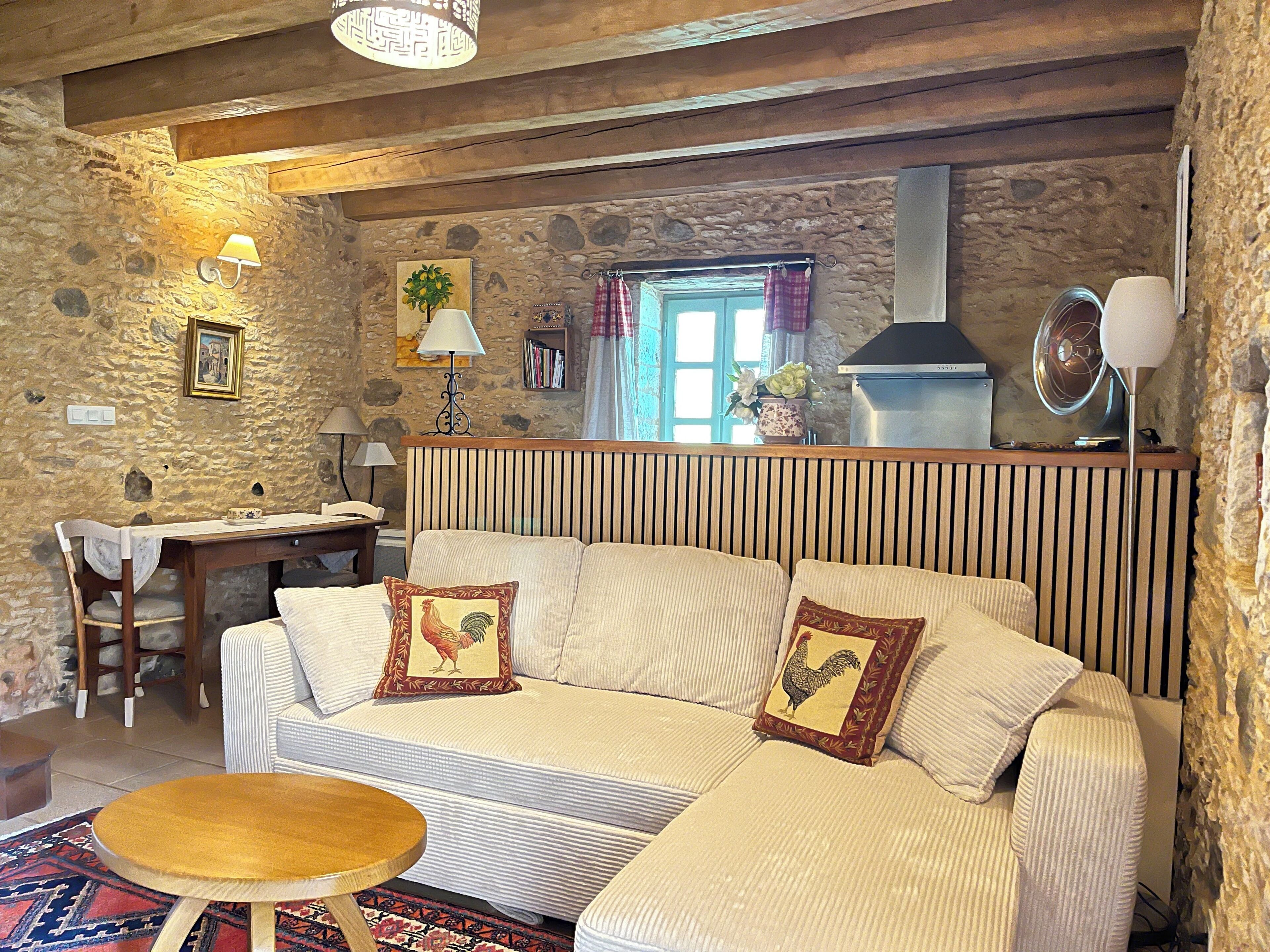 Télévision, lecteur de DVD, livres