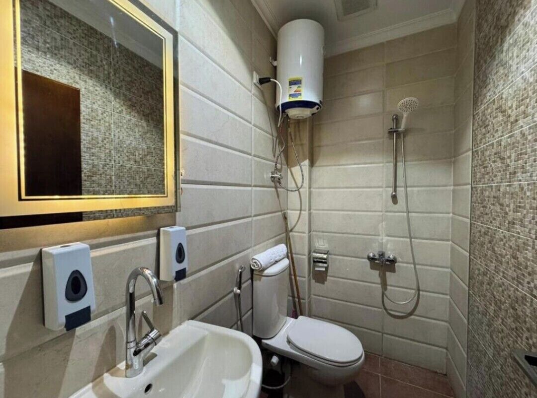 Shower, handuk, sabun, dan sampo