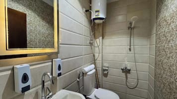 Buồng tắm vòi sen, khăn tắm, xà phòng, dầu gội