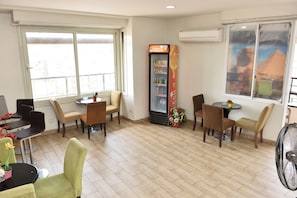 Frigobar, microondas, utensilios de cocina