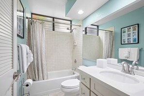 Ein Badezimmer mit Badewanne, Toilette und Waschbecken.