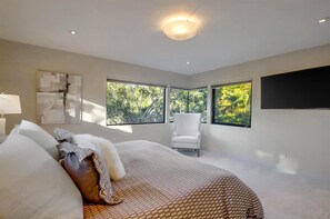 4 chambres, bureau, fer et planche à repasser, lit de bébé portatif