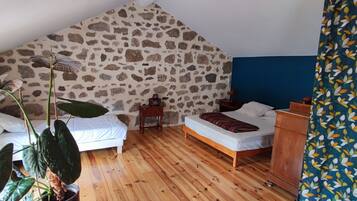 1 dormitorio, tabla de planchar con plancha, wifi y ropa de cama