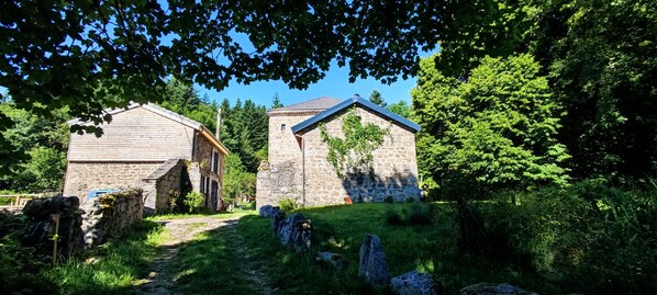 المنشأة من الخارج