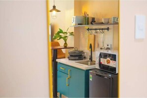 Fridge, microwave, stovetop, electric kettle