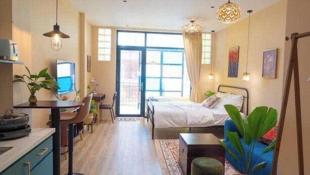 Ein modernes Hotelzimmer mit Bett, Schreibtisch und Sitzecke.