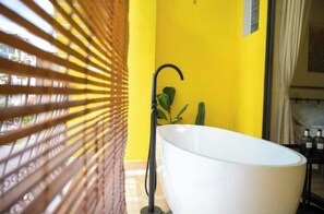 Hair dryer, towels, soap, shampoo - Bubbling Balcony Rooftop near Nguyen Hue St D.1 (Hồ Chí Minh)