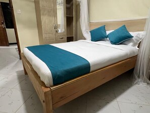 1 dormitorio, tabla de planchar con plancha, wifi y ropa de cama