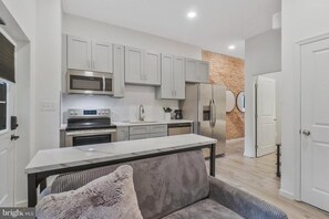 Mikrobølgeovn, ovn, kokeplater og oppvaskmaskin