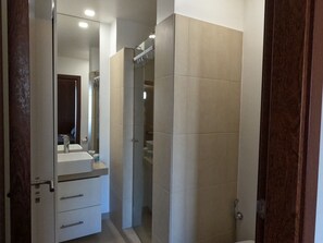 คอมฟอร์ทอพาร์ทเมนท์, 2 ห้องนอน, ระเบียง, ริมสระว่ายน้ำ | ห้องน้ำ | ไดร์เป่าผม, ผ้าเช็ดตัว