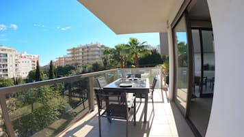 Apartamento conforto, 2 quartos, sacada, ao lado da piscina | Terraço/pátio