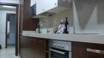 Apartamento conforto, 2 quartos, sacada, ao lado da piscina | Cozinha privada