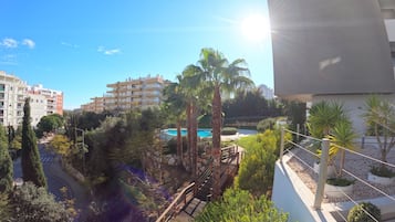 Apartamento conforto, 2 quartos, sacada, ao lado da piscina | Terraço/pátio