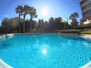 คอมฟอร์ทอพาร์ทเมนท์, 2 ห้องนอน, ระเบียง, ริมสระว่ายน้ำ | ตู้นิรภัยในห้องพัก, เตารีด/โต๊ะรีดผ้า, Wi-Fi ฟรี, ทางสำหรับรถเข็น