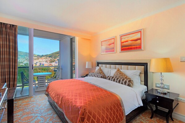 2 bedrooms, iron/ironing board, Internet, bed sheets - Taj Cape Town - 2 bedroom Hotel Suite with amazing Table Mtn views (Cape Town)