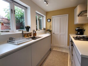 Lave-vaisselle, cafetière/bouilloire, grille-pain