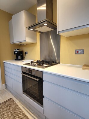 Lave-vaisselle, cafetière/bouilloire, grille-pain