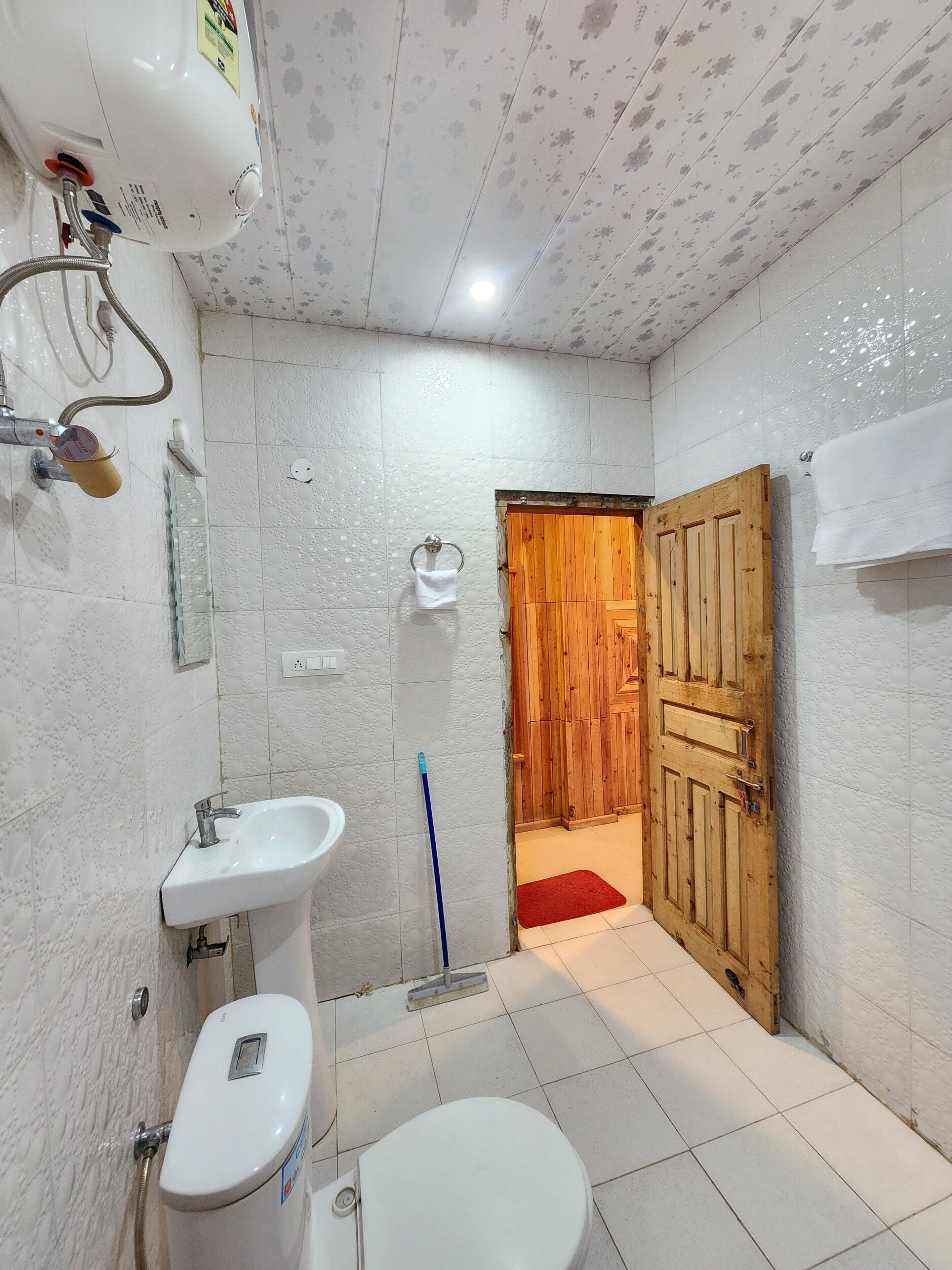 Deluxe Double Room, Mountain View | Bathroom | Shower, towels, soap, shampoo