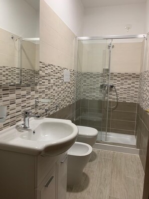 Habitación triple | Baño | Ducha, jabón y papel higiénico