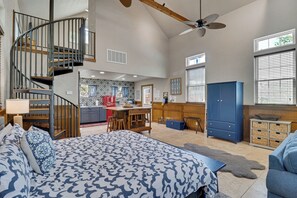 2 bedrooms, free WiFi, bed sheets - Cottage Creek Retreat l Hot Tub, Pet Friendly Yard, & 1.2 Acres Near Main St (Fredericksburg)