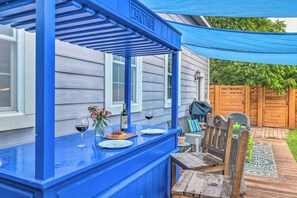 Outdoor dining - Cottage Creek Retreat l Hot Tub, Pet Friendly Yard, & 1.2 Acres Near Main St (Fredericksburg)