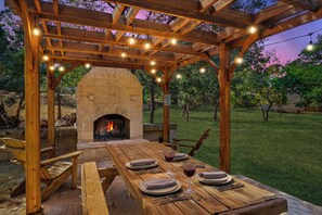 Outdoor dining - Cottage Creek Retreat l Hot Tub, Pet Friendly Yard, & 1.2 Acres Near Main St (Fredericksburg)