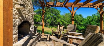 Cottage Creek Retreat l Hot Tub, Pet Friendly Yard, & 1.2 Acres Near Main St