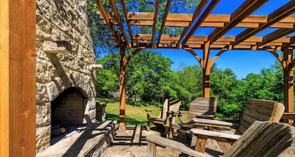 Cottage Creek Retreat l Hot Tub, Pet Friendly Yard, & 1.2 Acres Near Main St
