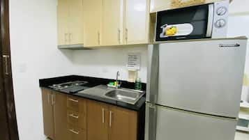 Studio, Balcony, City View | Private kitchenette