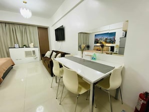 Studio, Balcony, City View | Living area