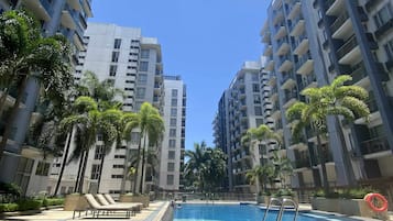 2 outdoor pools