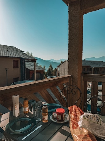 Outdoor dining. YCI 66, 2-Star Furnished Apartment - Les Angles