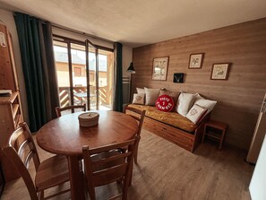 TV - YCI 66, 2-Star Furnished Apartment - Les Angles (Les Angles)