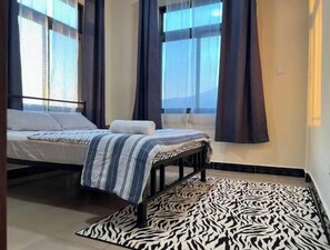 3 bedrooms, desk, iron/ironing board, free WiFi
