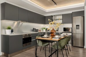 Kühlschrank, Mikrowelle, Ofen, Herdplatte