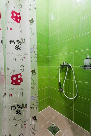 Articles de toilette gratuits, sèche-cheveux, chaussons