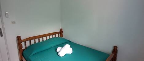 2 bedrooms, internet, bed sheets