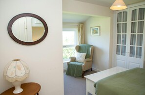 4 bedrooms, free WiFi, bed sheets - Cefnfor, Newport - Four Bedroom Cottage, Sleeps 6 (Newport)
