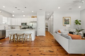 Kylskåp, mikrovågsugn, ugn och spishäll