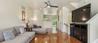 Central Christiana Moderno - 3-BR Townhome in delightful Newark with AC and more